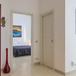 Guesthost - Roomy And Modern *