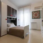 Guesthost - Roomy And Modern Παλέρμο
