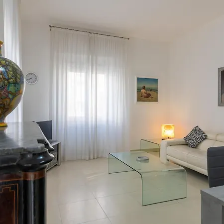 Guesthost - Roomy And Modern *