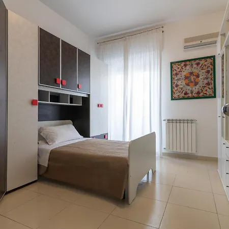 Guesthost - Roomy And Modern Palermo
